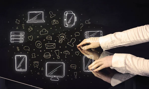 Hombre presionando tabla tableta mano táctil interfaz con iconos de medios — Foto de Stock