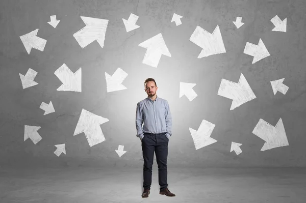 Businessman standing with arrows around — Stock Photo, Image