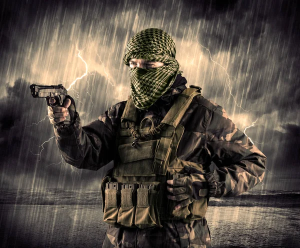 危险的武装恐怖分子与掩码和枪在雷雨中的无线 — 图库照片