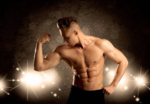 Güçlü seksi erkek vücut çalışıyor.