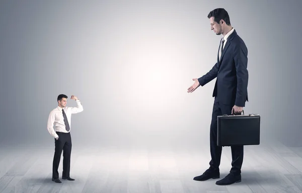 Empresário gigante com medo de pequeno empresário — Fotografia de Stock