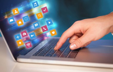 Renkli uygulama simgeler ve semboller işbirliği ile dizüstü kullanarak ele