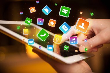 El ile uygulama simgeleri etrafında uçan tablet kullanma