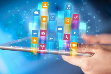 El ile uygulama simgeleri etrafında uçan tablet kullanma