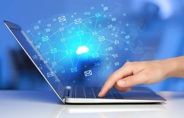 Hand mit Laptop mit zentralisiertem Cloud Computing System concep — Stockfoto