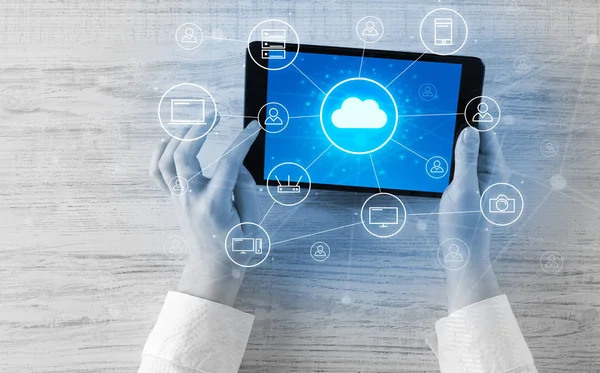 Mano utilizzando tablet con sistema di cloud computing centralizzato concep — Foto Stock