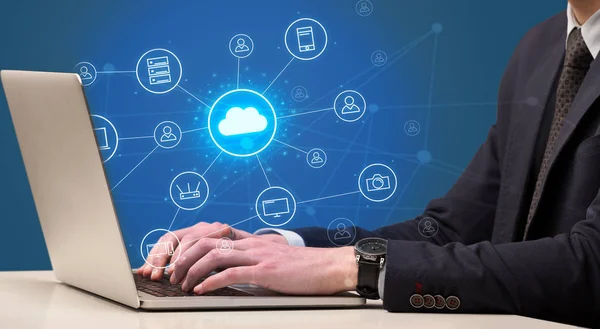 Handtippen mit Cloud-Technologie-Systemkonzept — Stockfoto