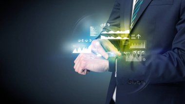 Smartwatch giyen işadamı.