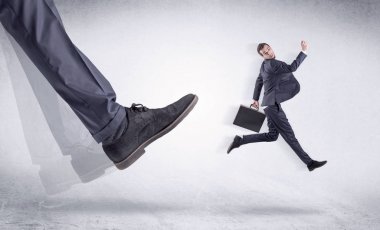 Siyah ayakkabı tekme küçük adam