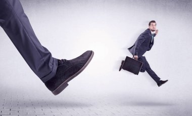 Genç bir işçi tarafından Koca ayak evden attı