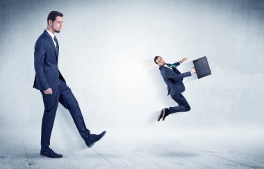 Büyük işadamı küçük iş adamı tekme