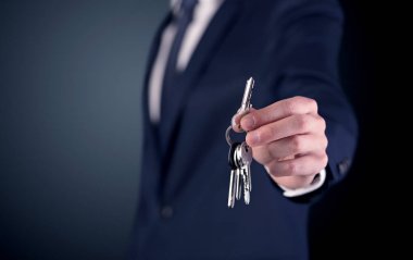 Genç adam el tuşları 