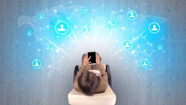 Sandalyede oturan kadın ile sosyal medya kavramı