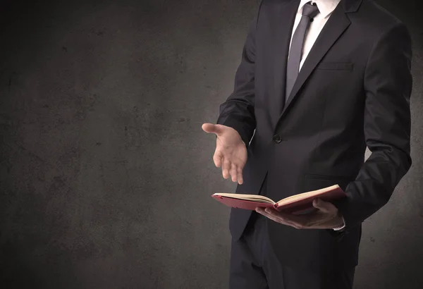 Hombre de negocios sosteniendo un libro. — Foto de Stock