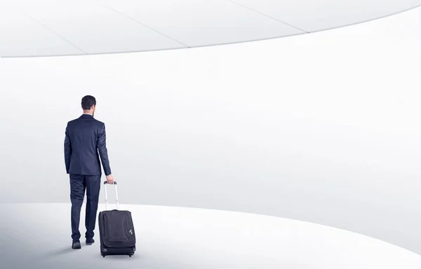 Homme d'affaires avec valise marchant dans la salle d'attente — Photo