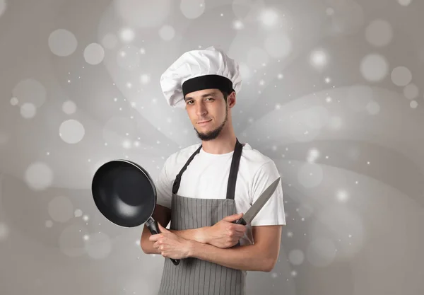 Mužské cook s lesklé šedé tapety — Stock fotografie