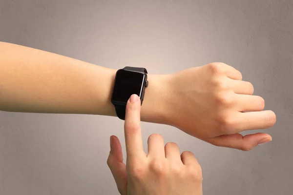 Mano con smartwatch — Foto de Stock