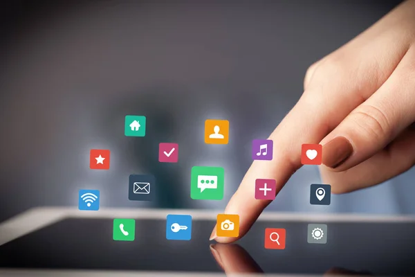 Dedos tocando tablet com aplicativos — Fotografia de Stock