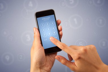 Akıllı telefon tutan bir kadın.