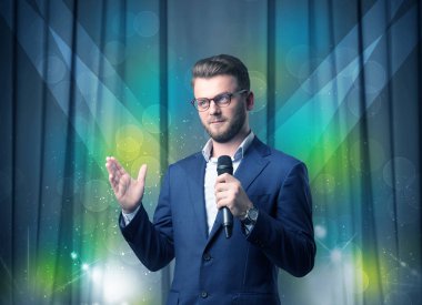 İşadamı holding mikrofon