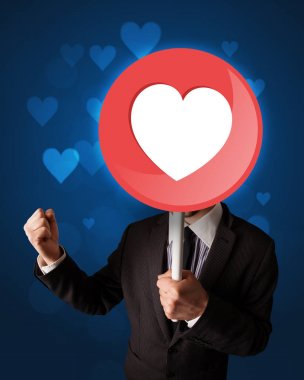 Kalp işareti tutan işadamı 