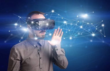 İşadamı ile sanal gerçeklik koruyucu gözlük