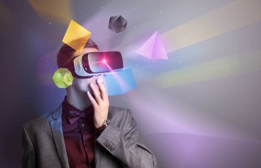 İşadamı ile sanal gerçeklik koruyucu gözlük