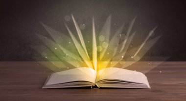 Kitap üzerinde sarı ışık 