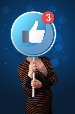 Facebook üye tutan kadın 