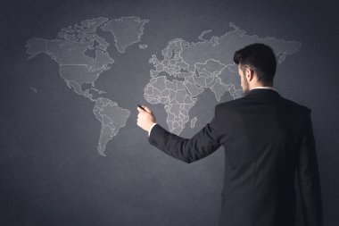 Dünya haritası olan iş adamı