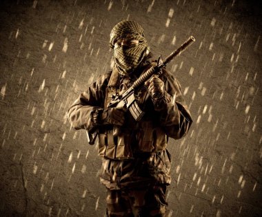 Tehlikeli ağır silahlı terörist asker grungy ra maske ile