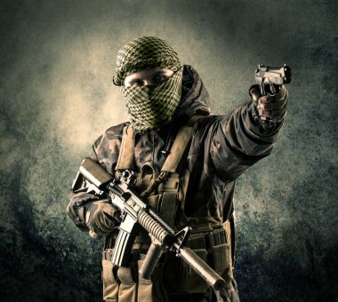 Eski adam Maskeli silahlı askerlerle portresi