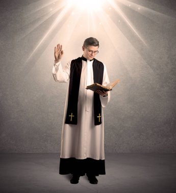 onun nimet veren genç rahip