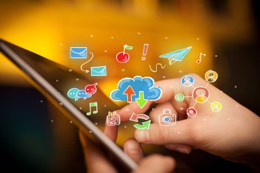 Tablet ile sosyal simgeler dokunmadan parmak