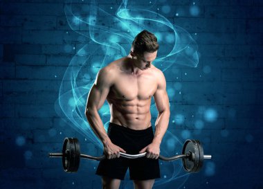 Çekici güçlü fitness adamı ağırlık kaldırıyor.