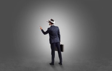 İşadamı vr gözlük ile boş bir odada
