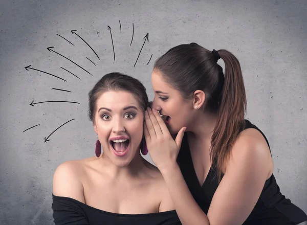 Mädchen erzählt ihrer Freundin geheime Dinge — Stockfoto