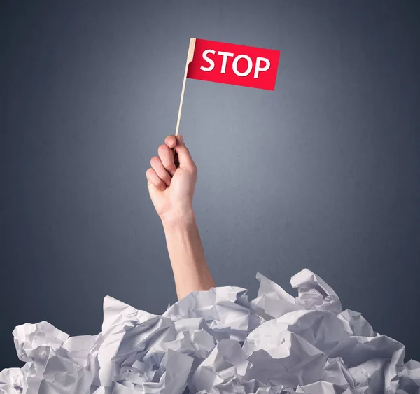 Weibliche Hand hält Stoppschild — Stockfoto