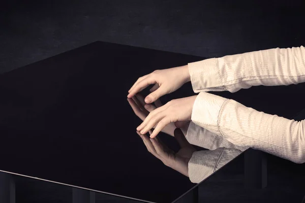 Zbliżenie dłoni dotykając tabeli smart z kopii przestrzeni — Zdjęcie stockowe