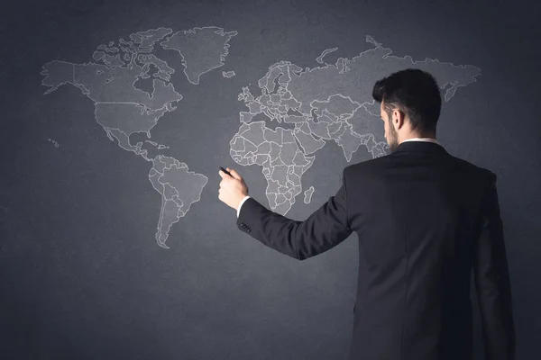 世界地図のあるビジネスマンは — ストック写真