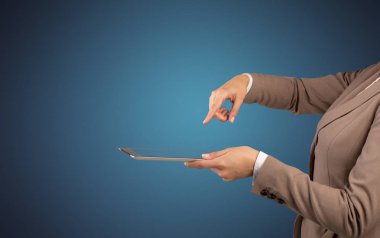 Mockup el holding tablet