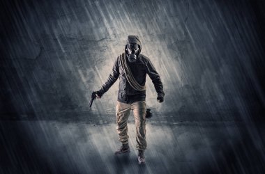 Tehlike adamın önünde bir ufalanan duvar