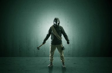 Ajan silah ile karanlık bir alanda