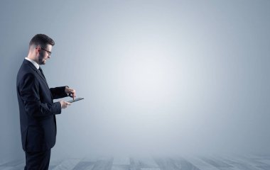 Boş bir alanda ayakta işadamı