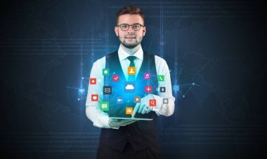 Tablet ve uygulama ile genç işadamı