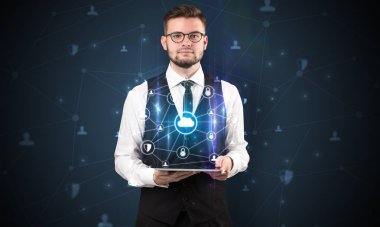 Güvenli bulut kavramı ile işadamı ve tablet