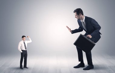 Küçük bir işadamı dev iş adamı korkuttu