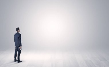 Nesne boş bir alanda elinde olan adam