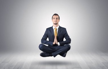 İşadamı bir boşluk kavramı içinde meditasyon
