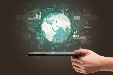 Küresel emlak raporu konsepti ile telefon dokunmadan el